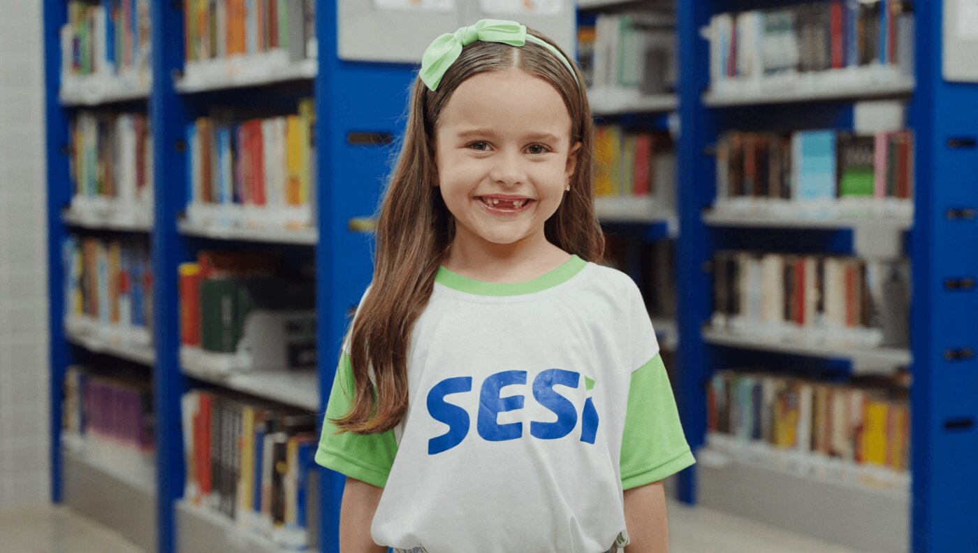 Estudante dos Anos Iniciais na biblioteca