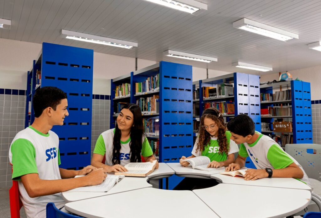 Estudantes na biblioteca da Escola Sesi Benedito Bentes