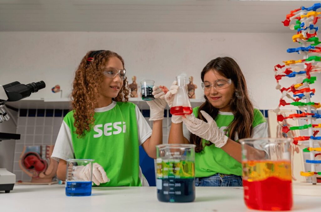 Experimento no laboratório de Ciências
