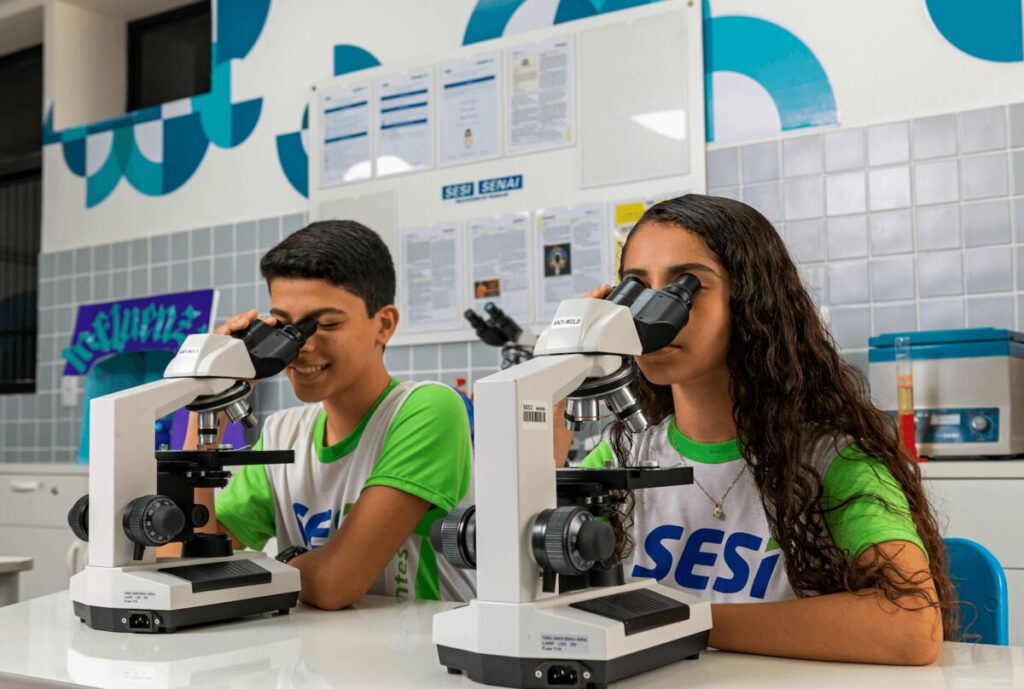 Prática no laboratório de Ciências