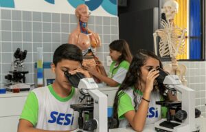 Metodologia STEAM: o que é e como ela prepara os alunos para o futuro?