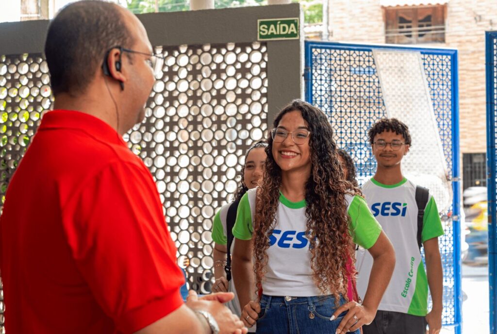 Estudantes da Escola Sesi Centro recebidos na entrada