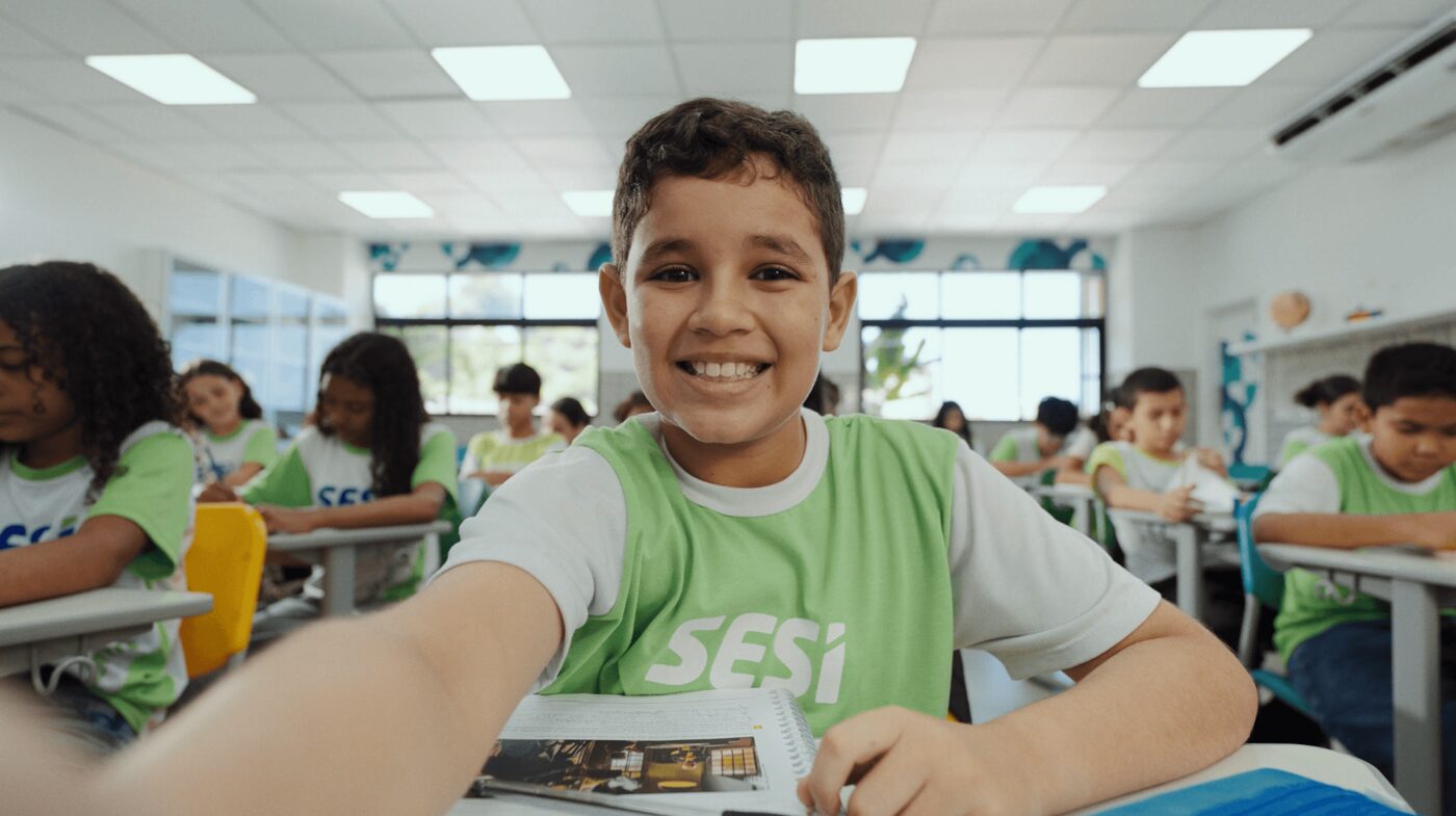 Estudante do Ensino Fundamental II em sala de aula